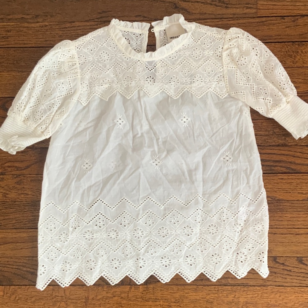 Women’s Elegant White Eyelet Lace Top size XS